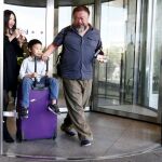 Weiwei llega con su hijo al aeropuerto de Munich