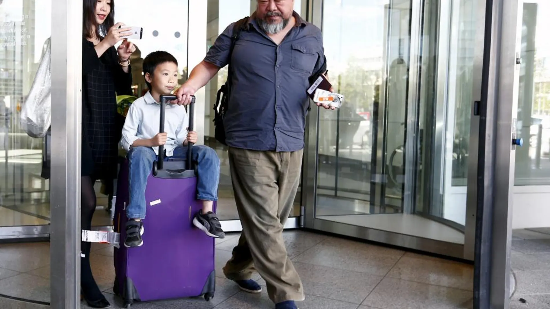 Weiwei llega con su hijo al aeropuerto de Munich