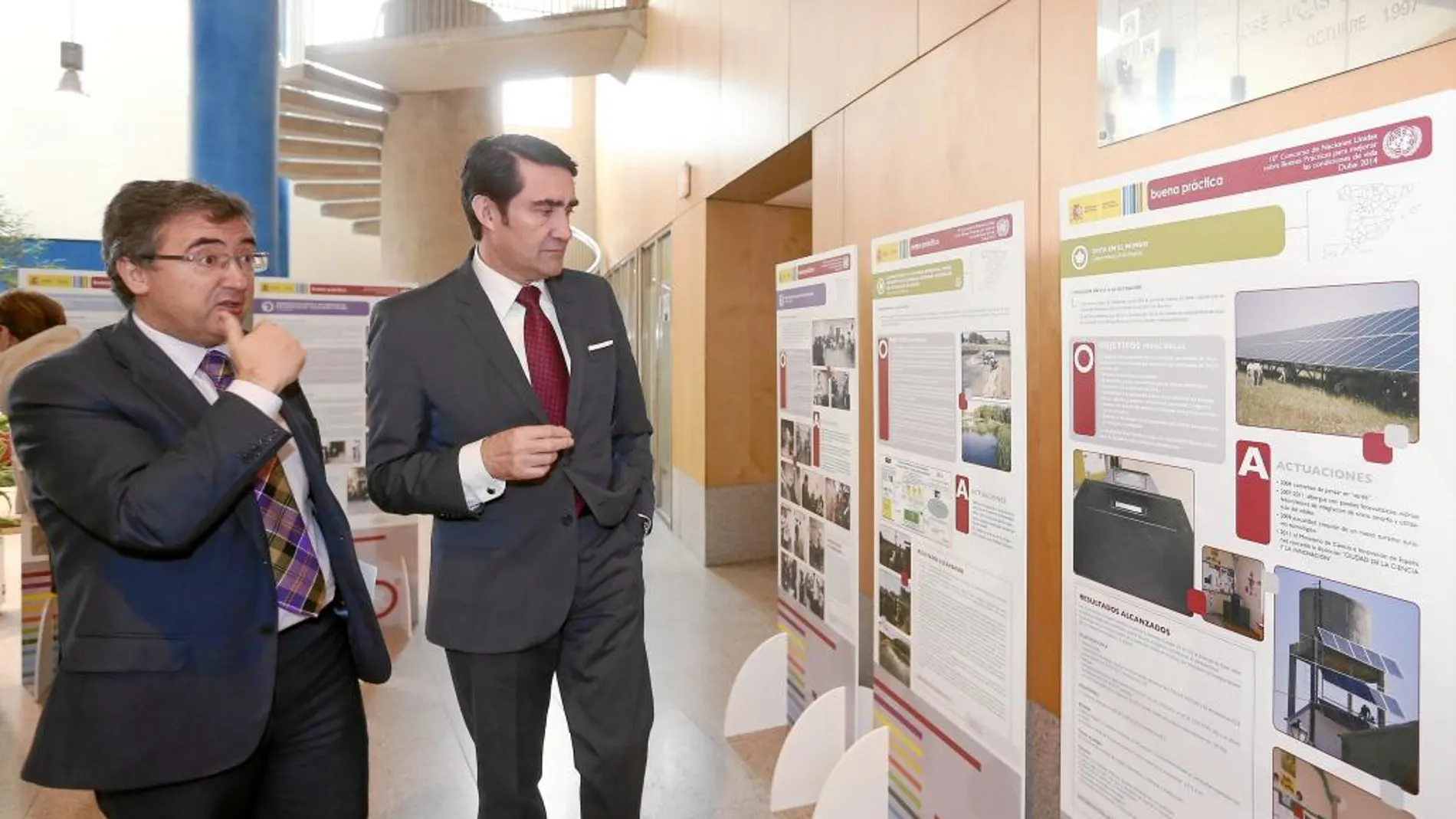 El consejero de Fomento y Medio Ambiente, Juan Carlos Suárez-Quiñones, visita la exposición «Buenas prácticas. X Concurso Internacional Dubái 2014 de las Naciones Unidas», que reconoce a Castilla y León por sus proyectos