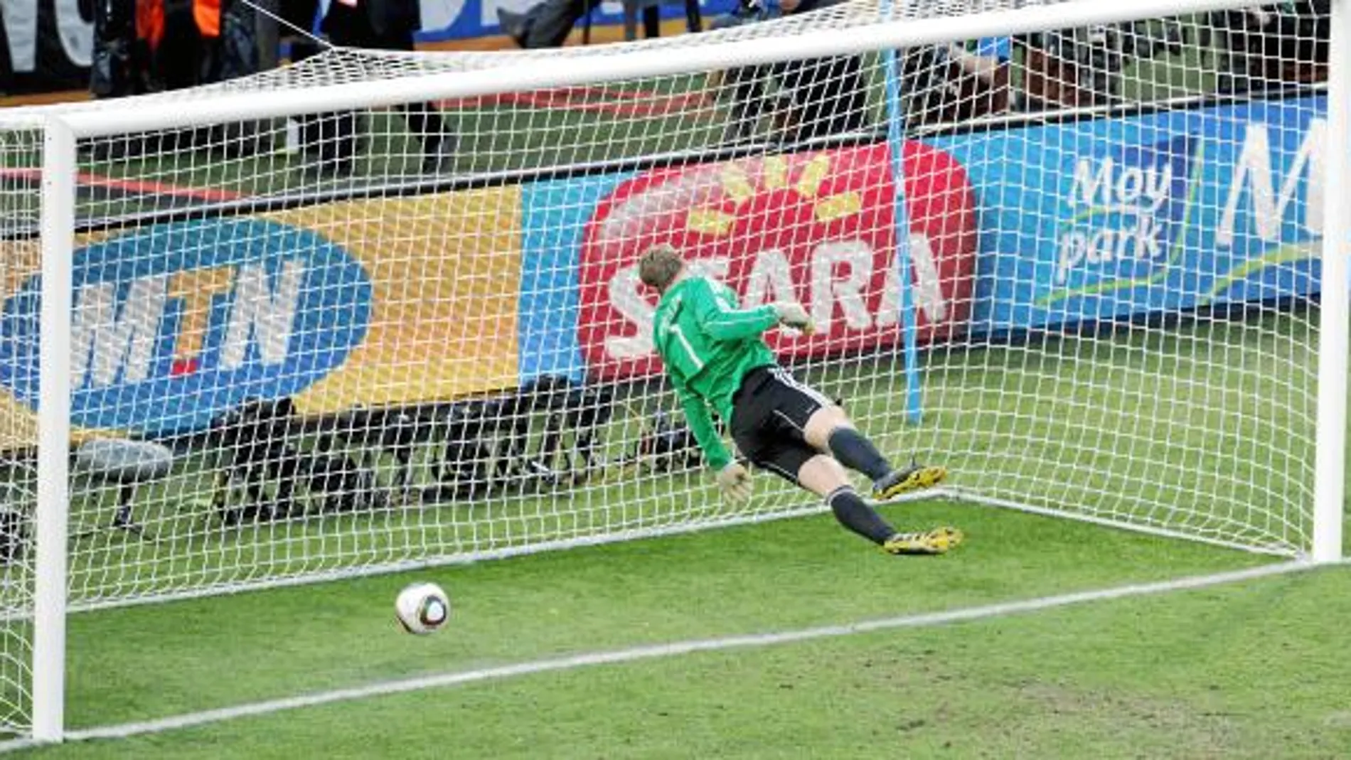 El portero alemán Neuer intenta atajar sin éxito el tiro de Lampard, que entró, aunque no fue concedido como gol, en los octavos del Mundial