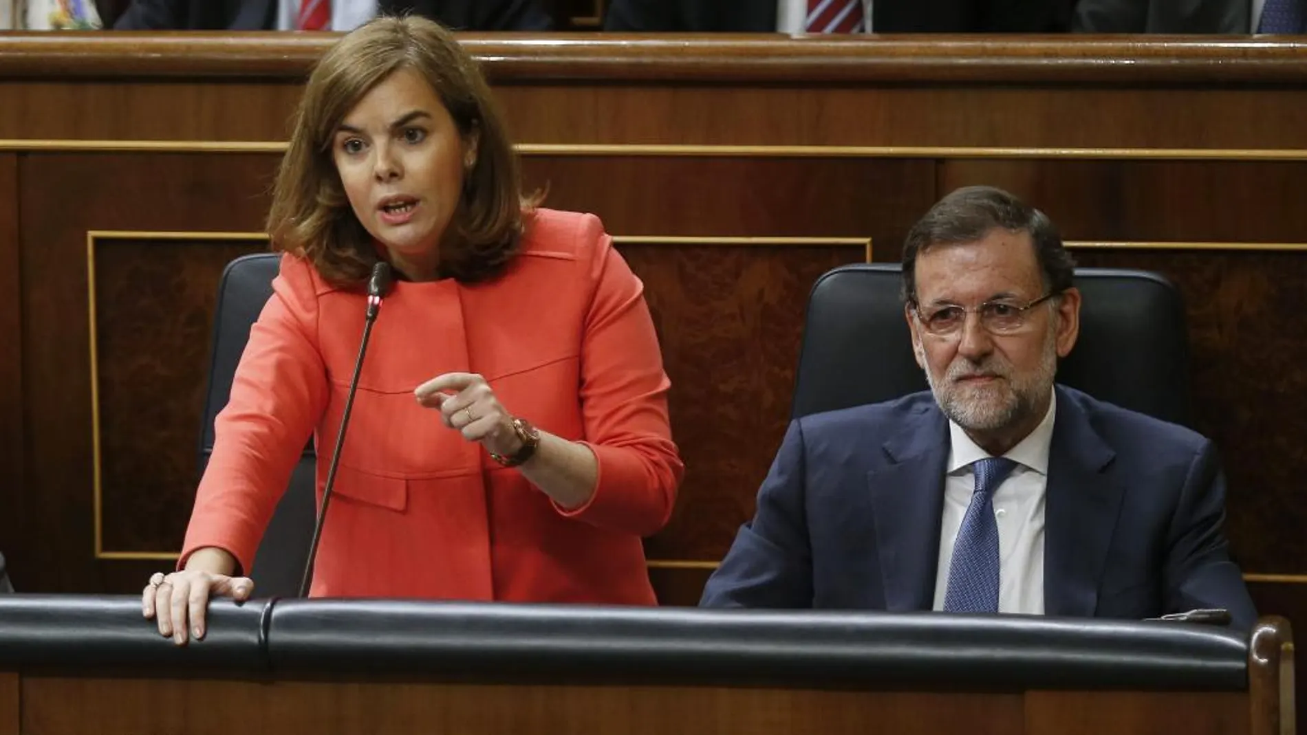 Soraya Sáenz de Santamaría con el presidente del Gobierno, Mariano Rajoy en el Congreso