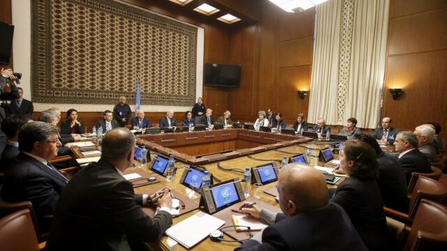 El mediador de la ONU para las negociaciones sirias, Staffan de Mistura, y los miembros de la oposición siria, la Comisión Suprema para las Negociaciones (CSN), durante su reunión en la sede de Naciones Unidas