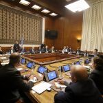 El mediador de la ONU para las negociaciones sirias, Staffan de Mistura, y los miembros de la oposición siria, la Comisión Suprema para las Negociaciones (CSN), durante su reunión en la sede de Naciones Unidas