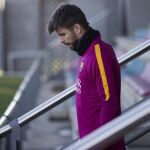 El defensa del FC Barcelona, Gerard Piqué, al inicio del entrenamiento que realizó la plantilla blaugrana para preparar el partido de liga
