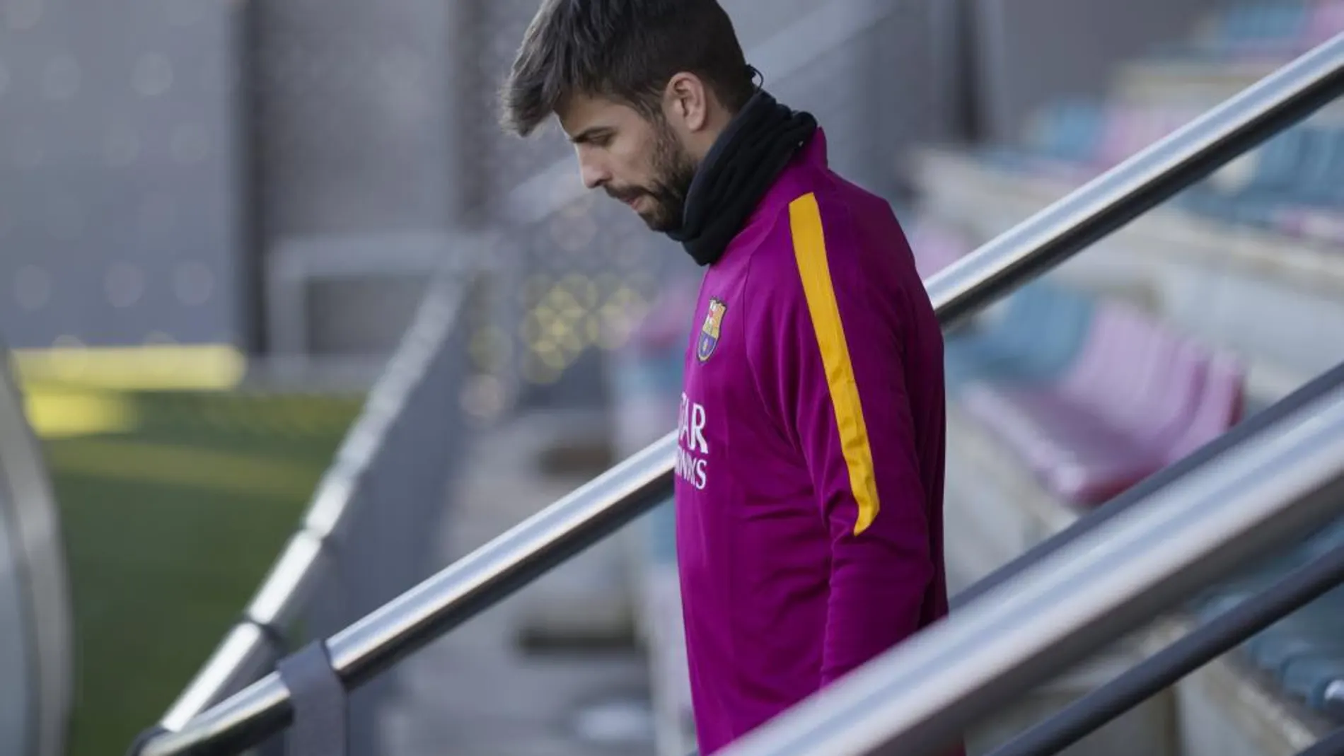 El defensa del FC Barcelona, Gerard Piqué, al inicio del entrenamiento que realizó la plantilla blaugrana para preparar el partido de liga