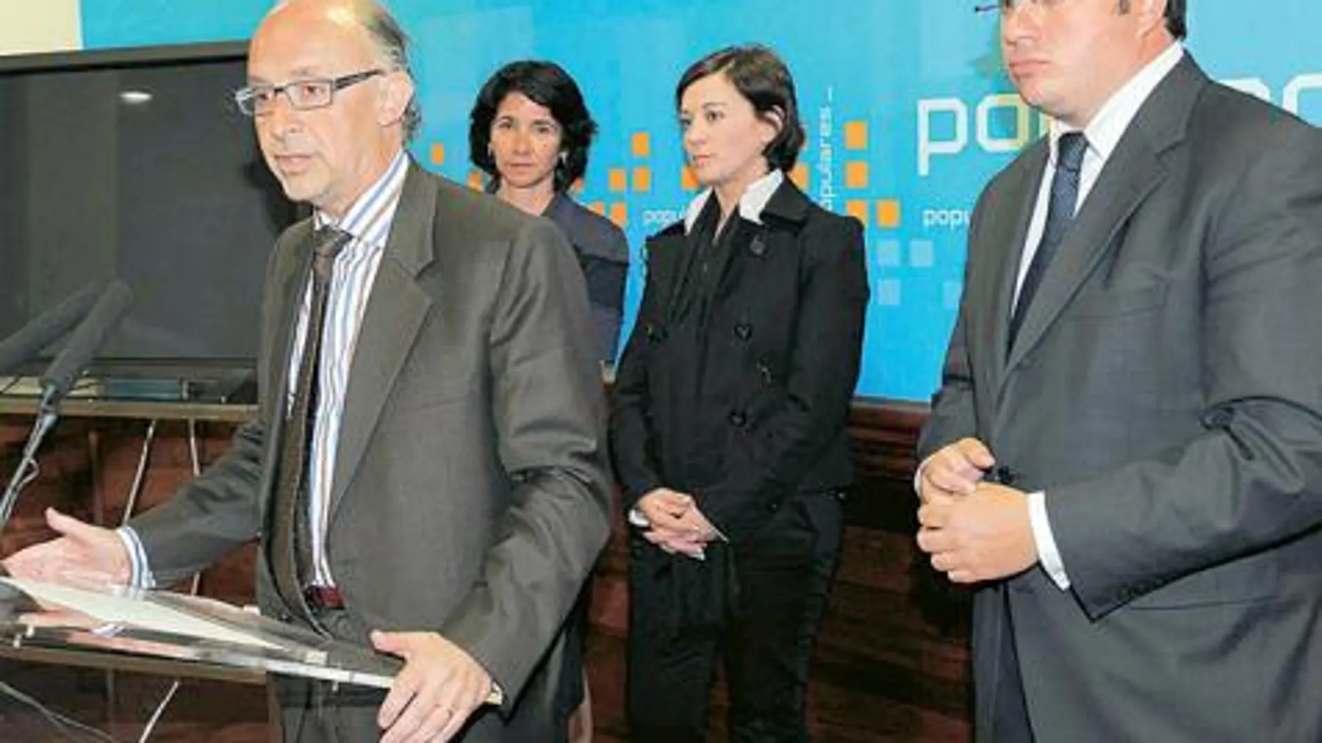 Cristóbal Montoro, en la sede del PP, junto a Inmaculada García, Teresa Moreno y Pedro Antonio Sánchez