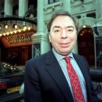 Lord Andrew Lloyd Webber en la entrada del London Palladium en el 2000