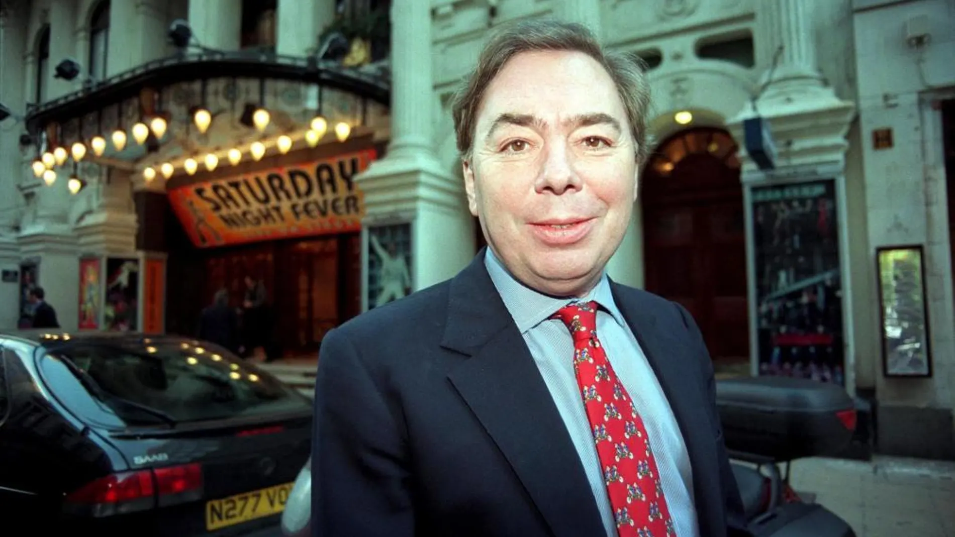 Lord Andrew Lloyd Webber en la entrada del London Palladium en el 2000