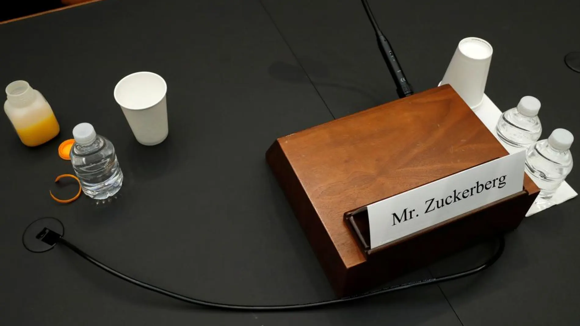 La mesa donde ha comparecido Mark Zuckerberg, en uno de los descansos