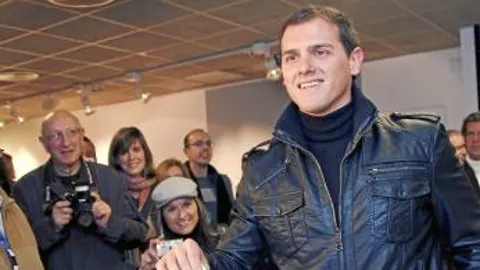 El candidato de Ciutadans a la Generalitat, Albert Rivera, emitió su voto por la mañana en el colegio electoral de la Garriga en Barcelona