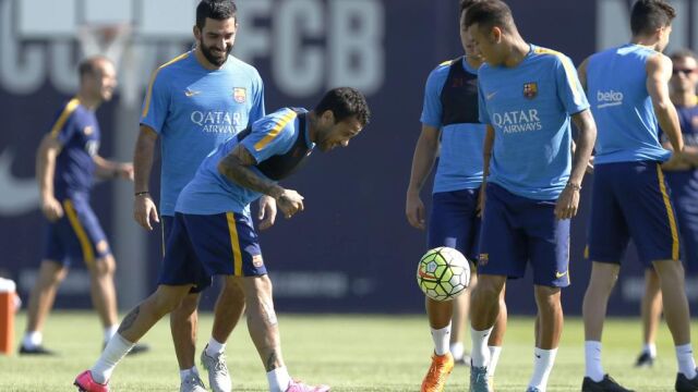 Arda Turan, Dani Alves, y Neymar jr., bromean durante la sesión de entrenamiento.
