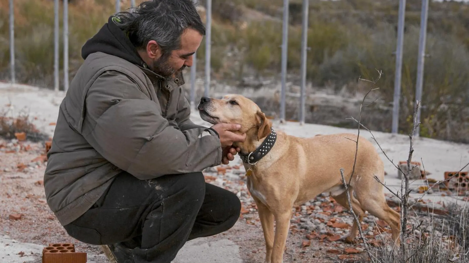 Fernando Sánchez, de Salvando Peludos –en la imagen con Hugo-, fue el que llevó comida y agua para los perros. «Allí no había ni restos de un saco de pienso»