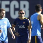 El entrenador del FC Barcelona, Luis Enrique Martínez (c), habla con Marc Bartra (d) en presencia de Jordi Alba (i), durante la sesión de entrenamiento