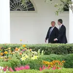 El rey Felipe VI camina junto a Donald Trump mientras ambos dialogan por los jardines de la Casa Blanca