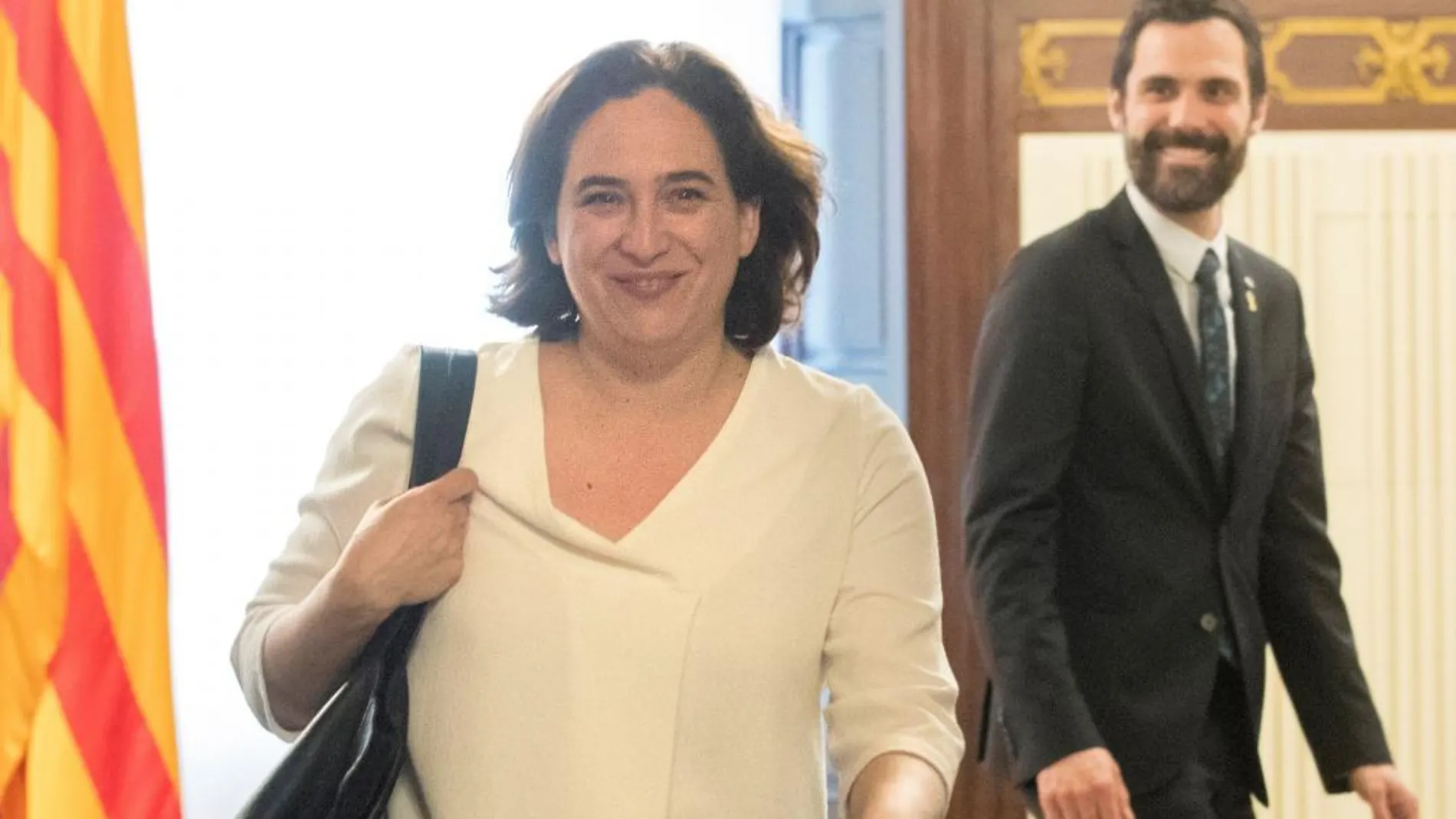 Ada Colau junto al presidente del Parlament, Roger Torrent, tras la reunión que han mantenido hoy. EFE/Marta Pérez
