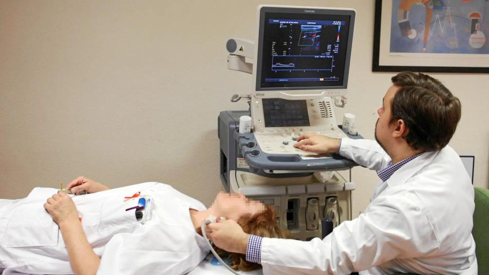 Un trabajadora visita a su médico para una prueba