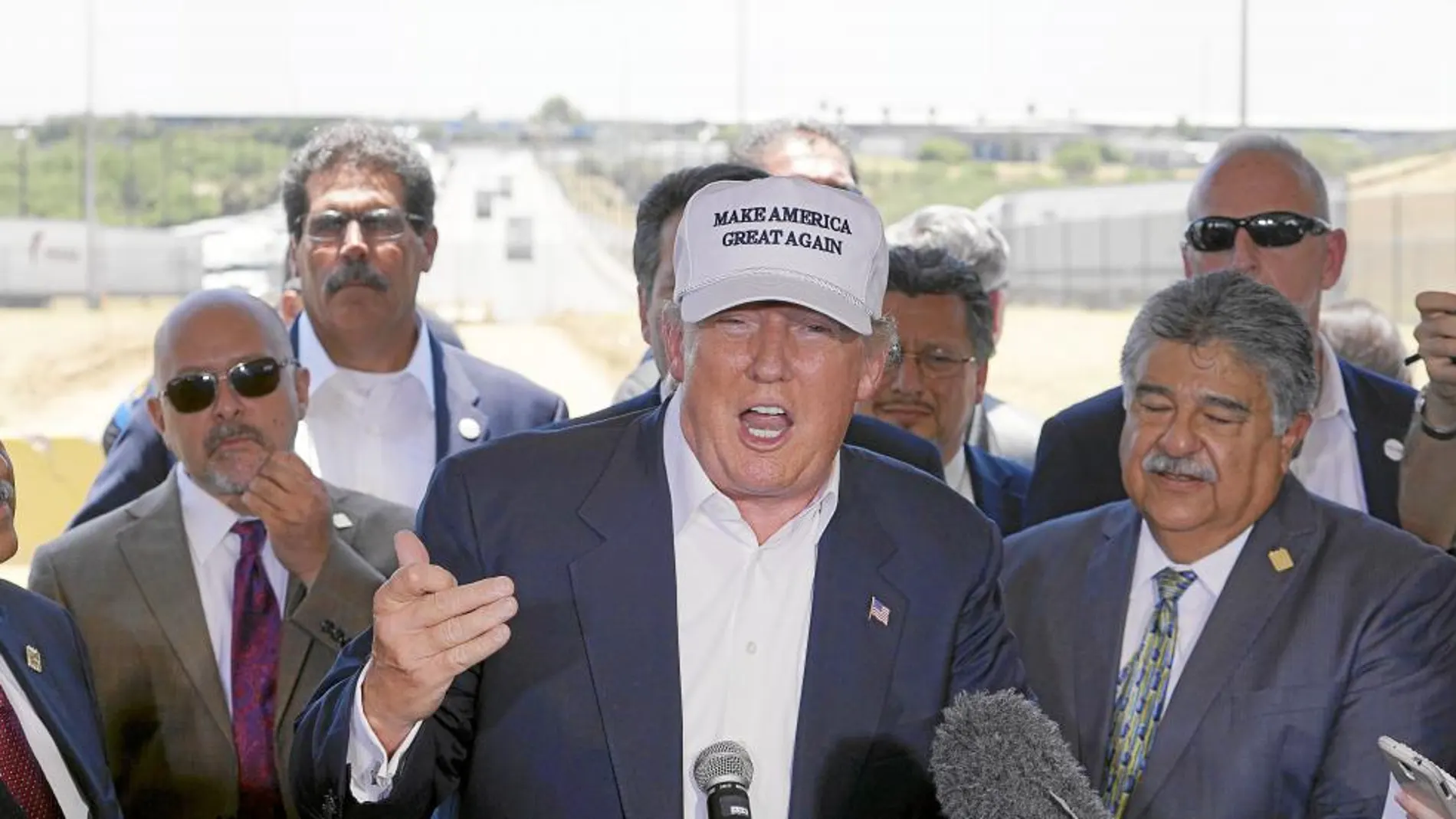 Donald Trump volvió a reclamar ayer en Laredo (Texas) la construcción de un muro entre EE UU y México