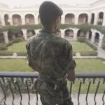 Un soldado vigila la residencia presidencial en Tegucigalpa ante la posible llegada de Zelaya a Honduras