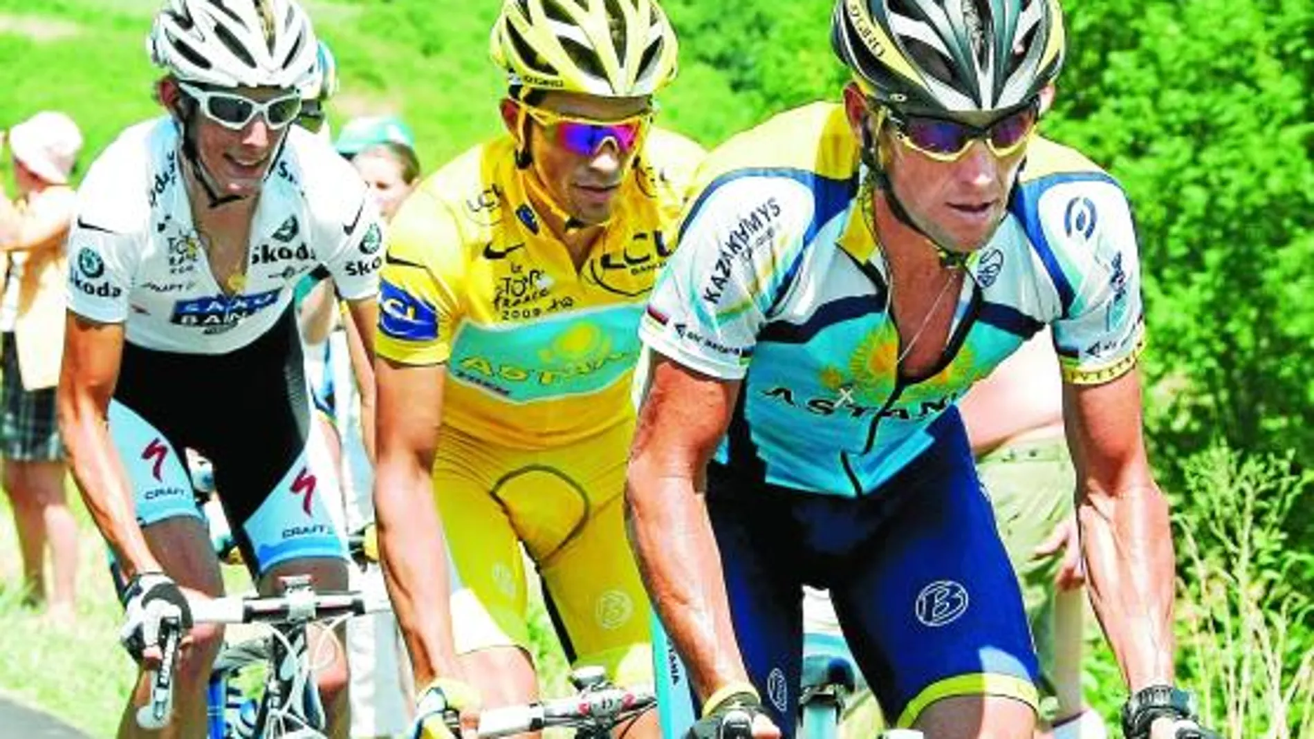Andy Schleck, Contador y Armstrong, durante la ascensión al último puerto en la etapa de ayer