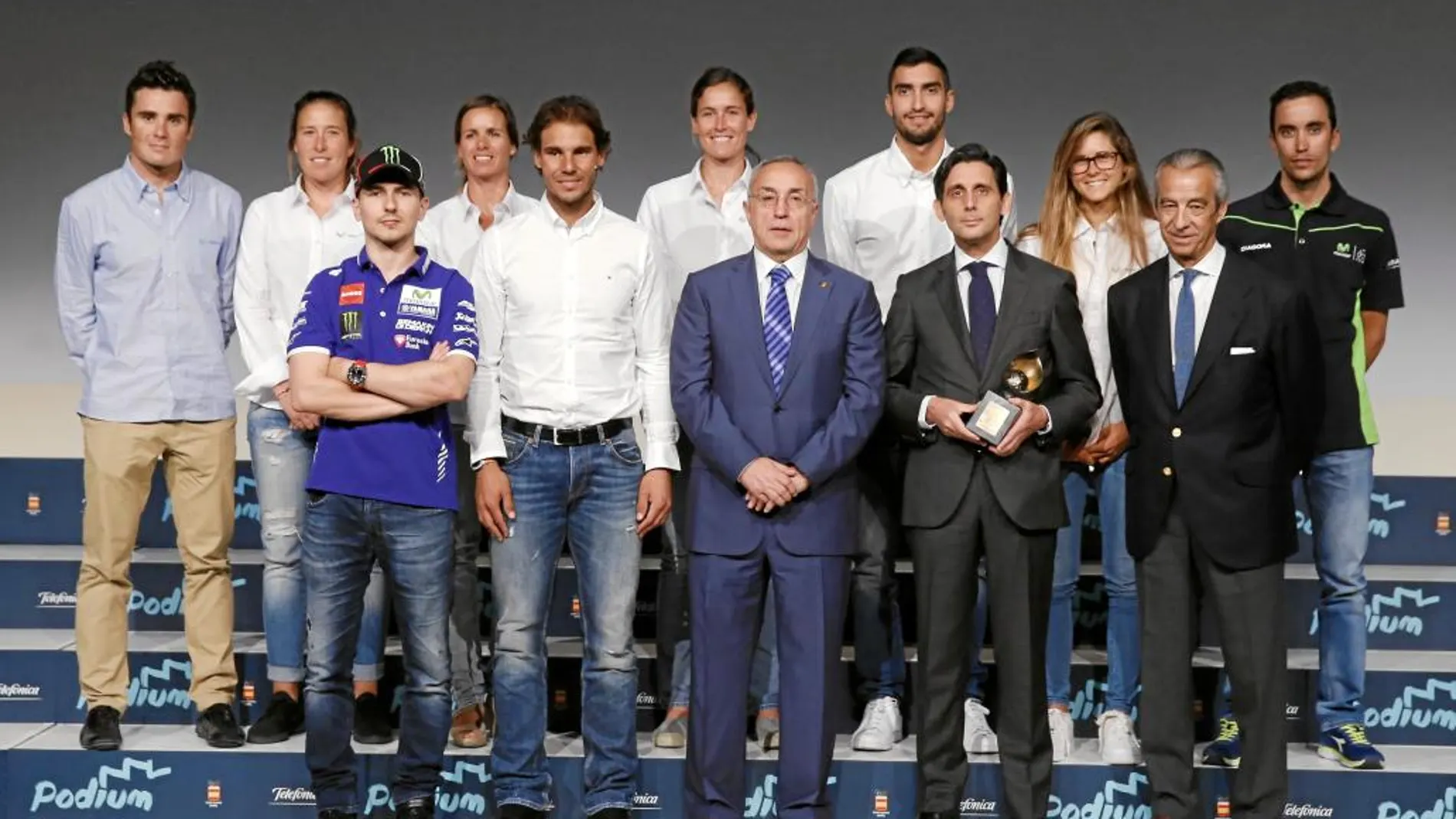 El presidente de Telefónica, José María Álvarez-Pallete, flanqueado por Alejandro Blanco y Francisco de Bergia, con Lorenzo, Nadal, Gómez Noya y las olímpicas Marina Alabau, Támara Echegoyen y Berta Betanzos, entre otros