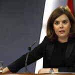 La vicepresidenta del Gobierno, Soraya Sáenz de Santamaría, durante la rueda de prensa ofrecida tras el Consejo de Ministros