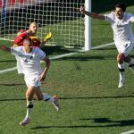 El neozelandés Winston Reid (i) celebra el empate a uno que consiguió de cabeza contra Eslovaquia