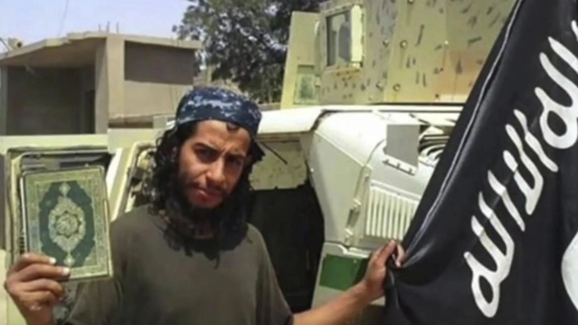 Captura de video publicado por el Estado Islámico (EI) que muestra al cerebro de los atentados de París, el belga Abdelhamid Abaaoud.