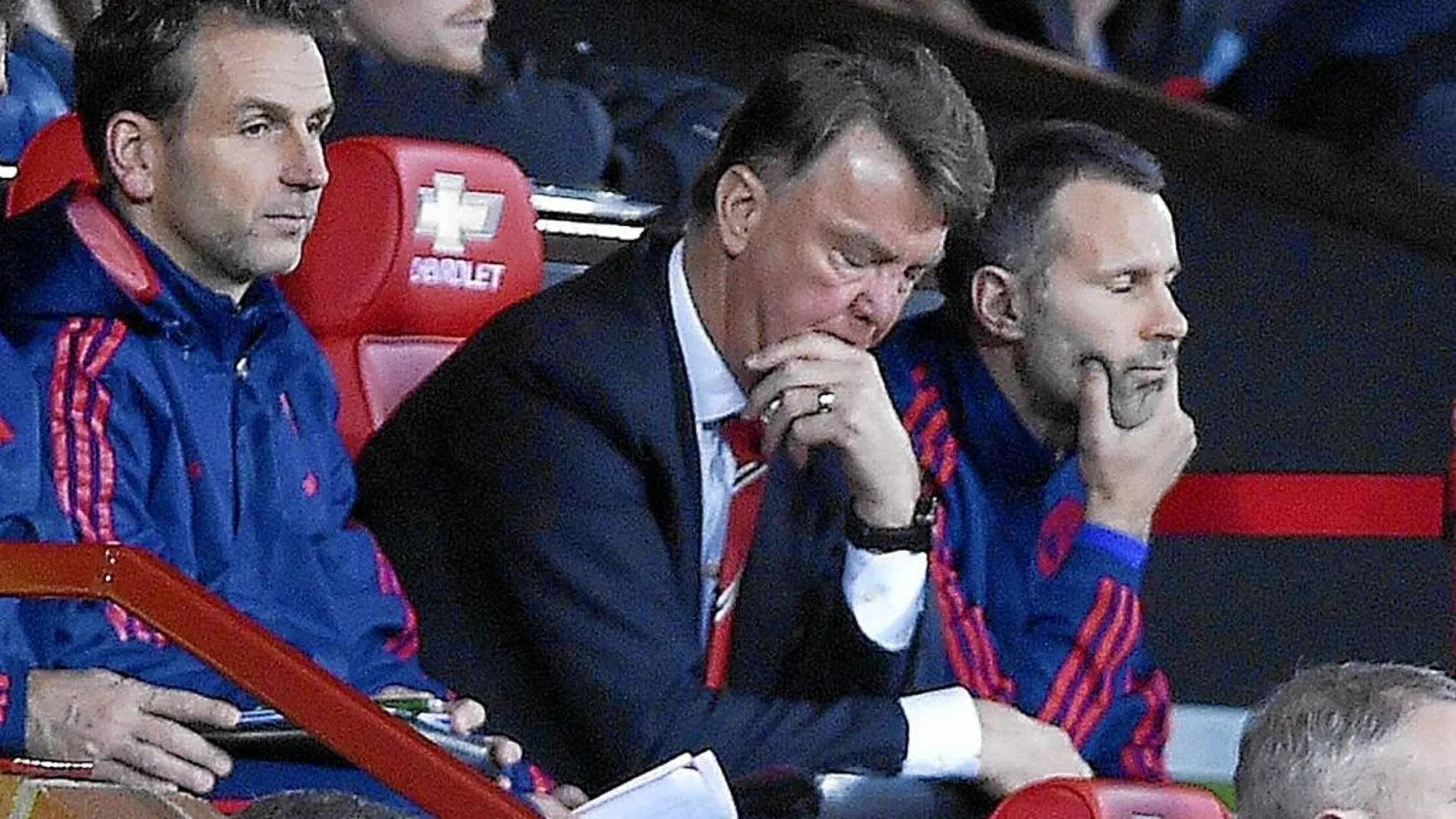 Van Gaal, con Giggs a su lado, volvió a sufrir en el banquillo del United, que no pudo ganar al Chelsea de Hiddink