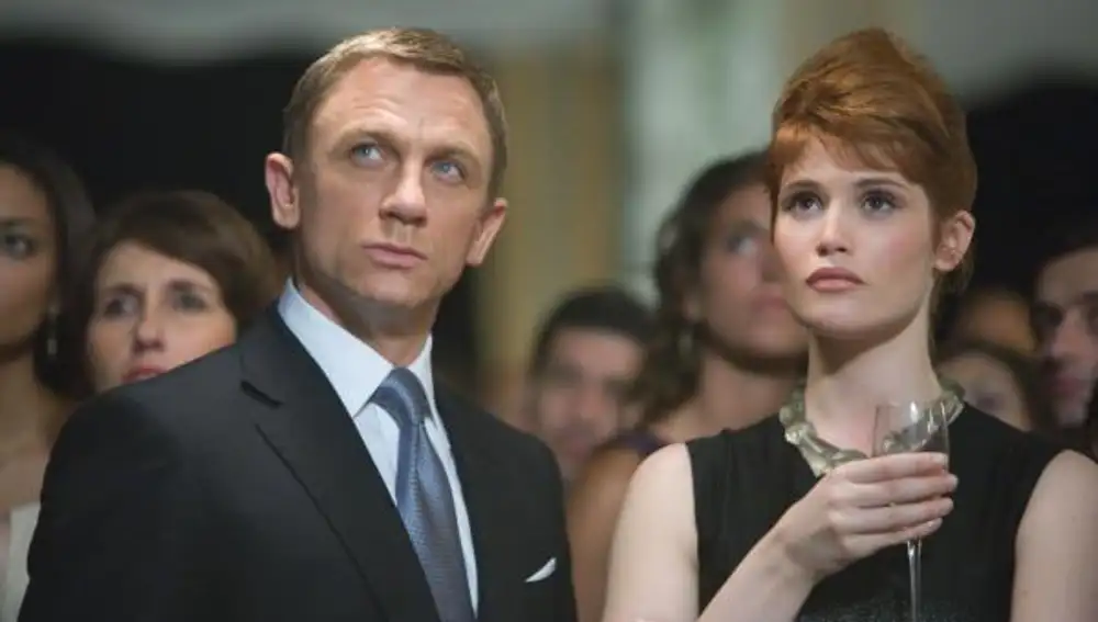 Daniel Craig, como James Bond, coh la actriz Gemma Arterton en &quot;Casino royale&quot;
