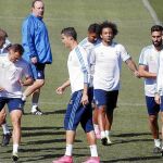 Benítez observa el entrenamiento de los jugadores ayer: Cherysev, Ronaldo y Bale en primera línea
