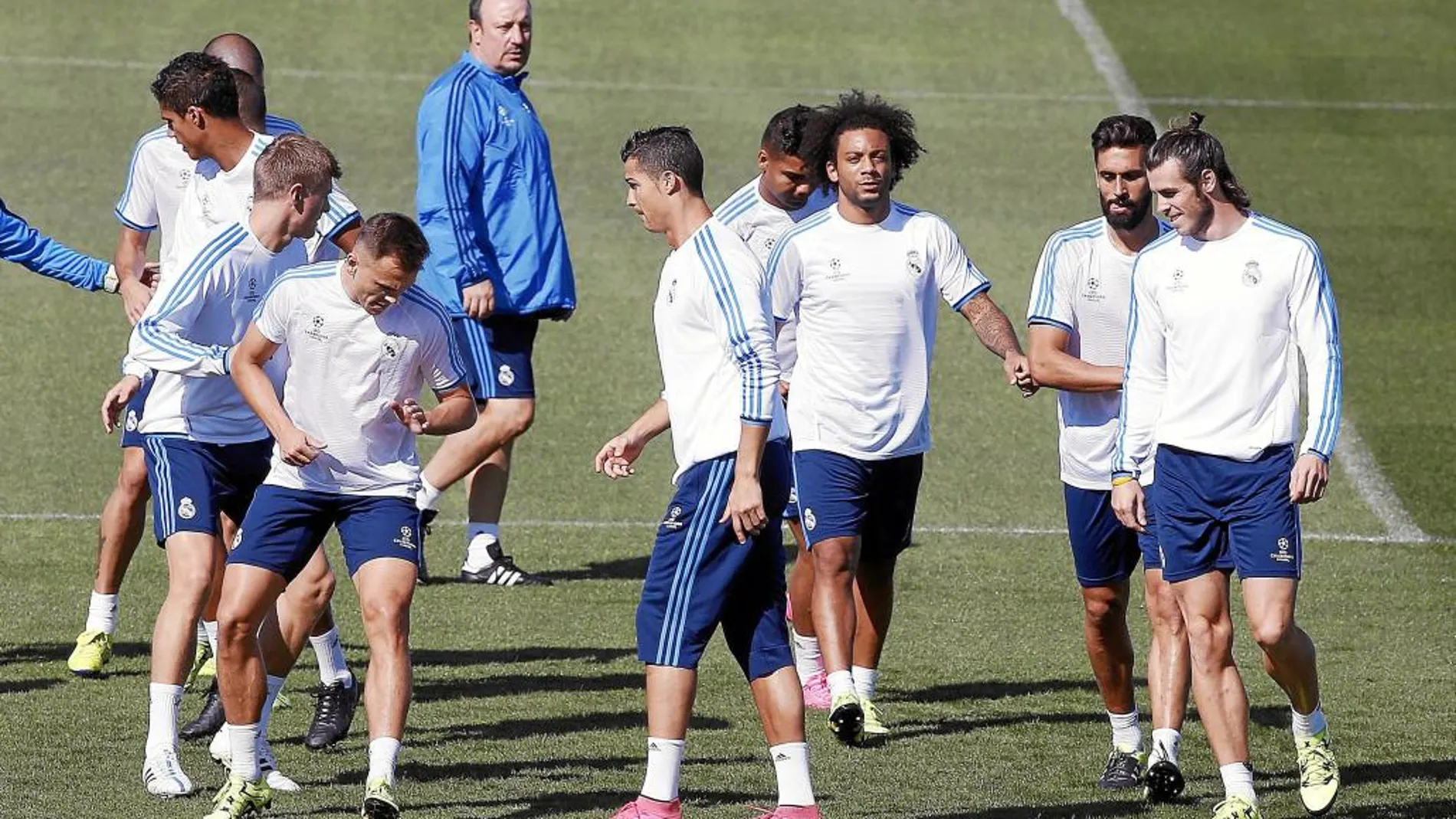 Benítez observa el entrenamiento de los jugadores ayer: Cherysev, Ronaldo y Bale en primera línea