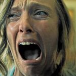 Toni Collette interpreta a Annie Graham, una galerista casada y con dos hijos que después de la muerte de su madre comienza a percibir experiencias paranormales
