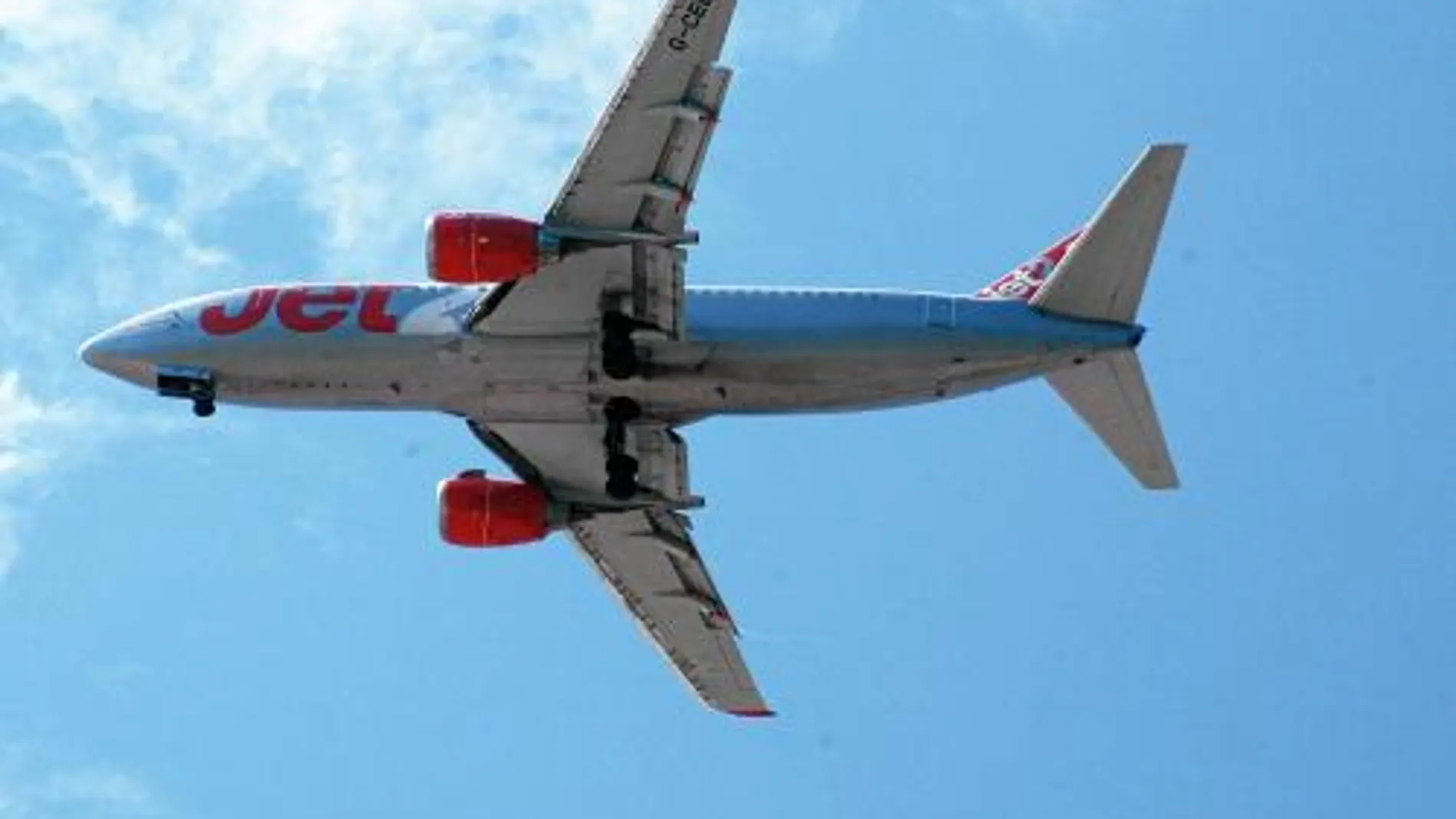 Un avión de la compañía que opera en Inglaterra poco después de despegar del Aeropuerto de San Javier