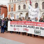 La plaza Mayor de Valladolid acogió un acto reivindicativo de los trabajadores de Lauki y simpatizantes