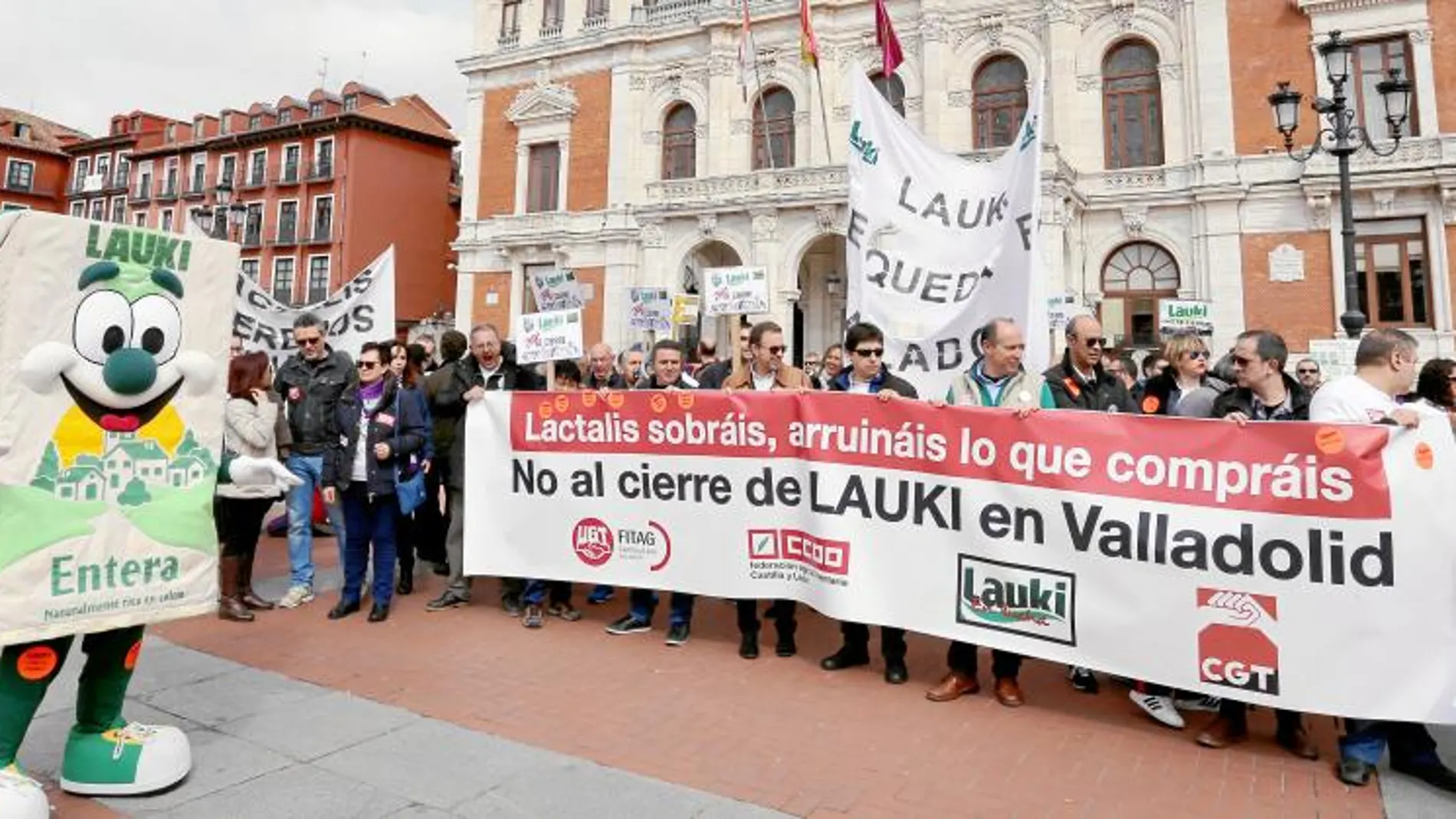 La plaza Mayor de Valladolid acogió un acto reivindicativo de los trabajadores de Lauki y simpatizantes