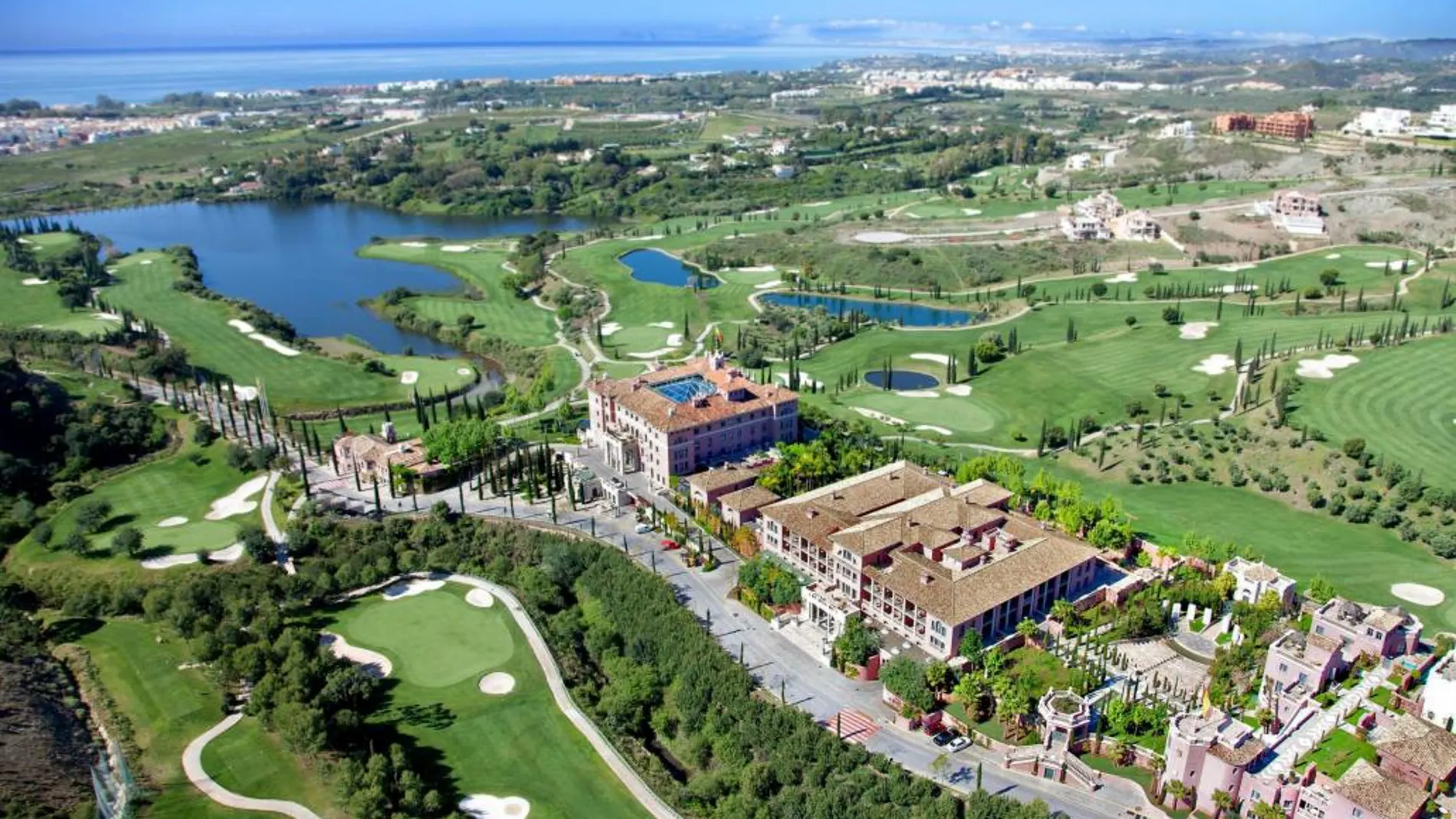 Panorámica de todas las instalaciones de Villa Padierna Palace Hotel, con Gibraltar y la costa de África al fondo