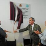 González Tovar descubre la placa del nuevo centro ante la medida de Bascuñana y Jódar