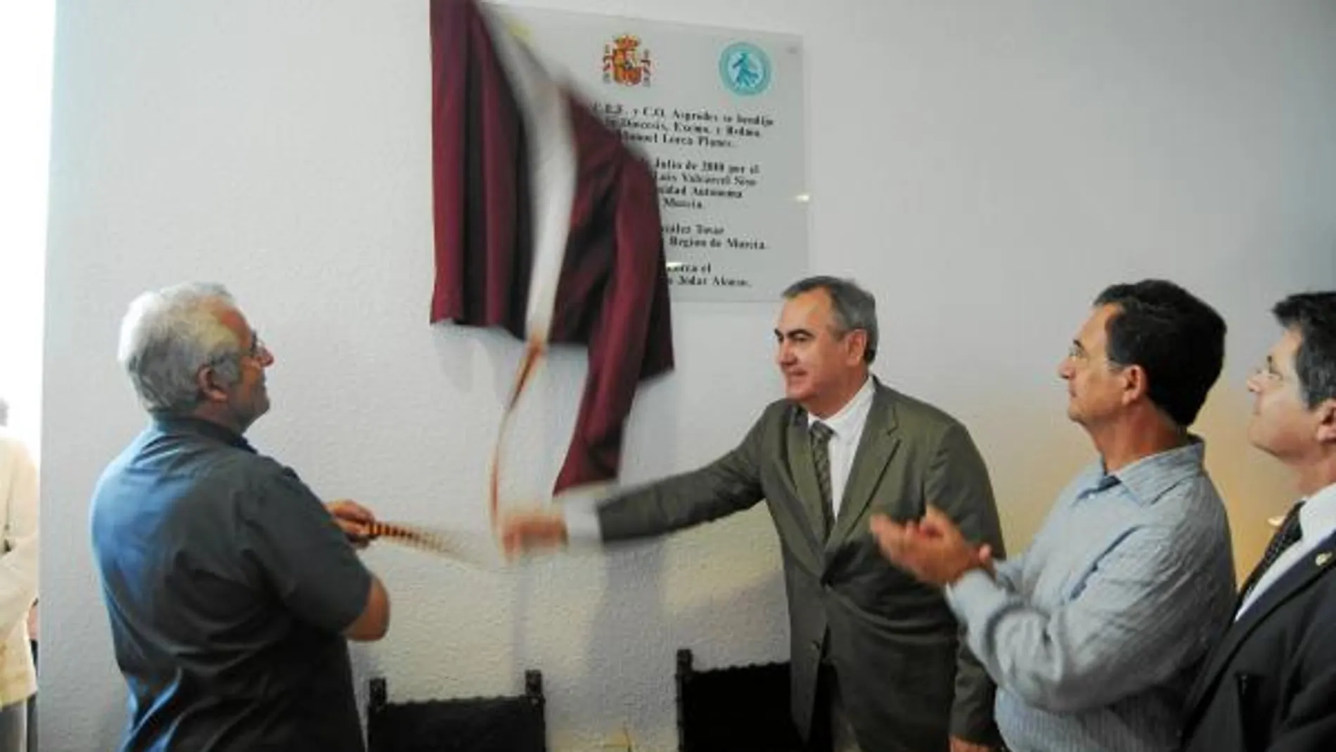 González Tovar descubre la placa del nuevo centro ante la medida de Bascuñana y Jódar