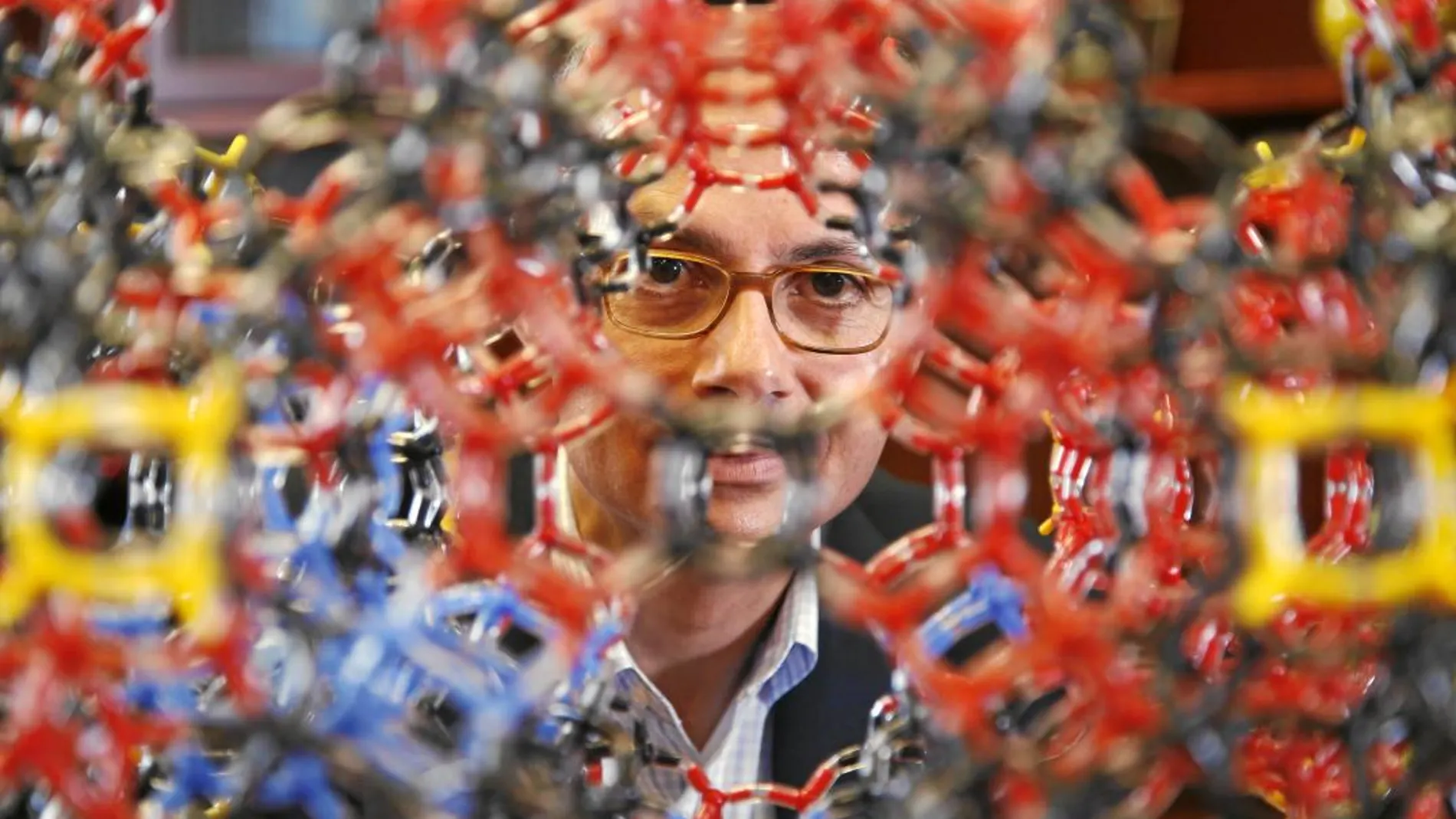 Entre moléculas Omar Yaghi, de 53 años años, en su despacho de Berkeley, posa con la estructura del MOF, un material con aplicaciones ilimitadas