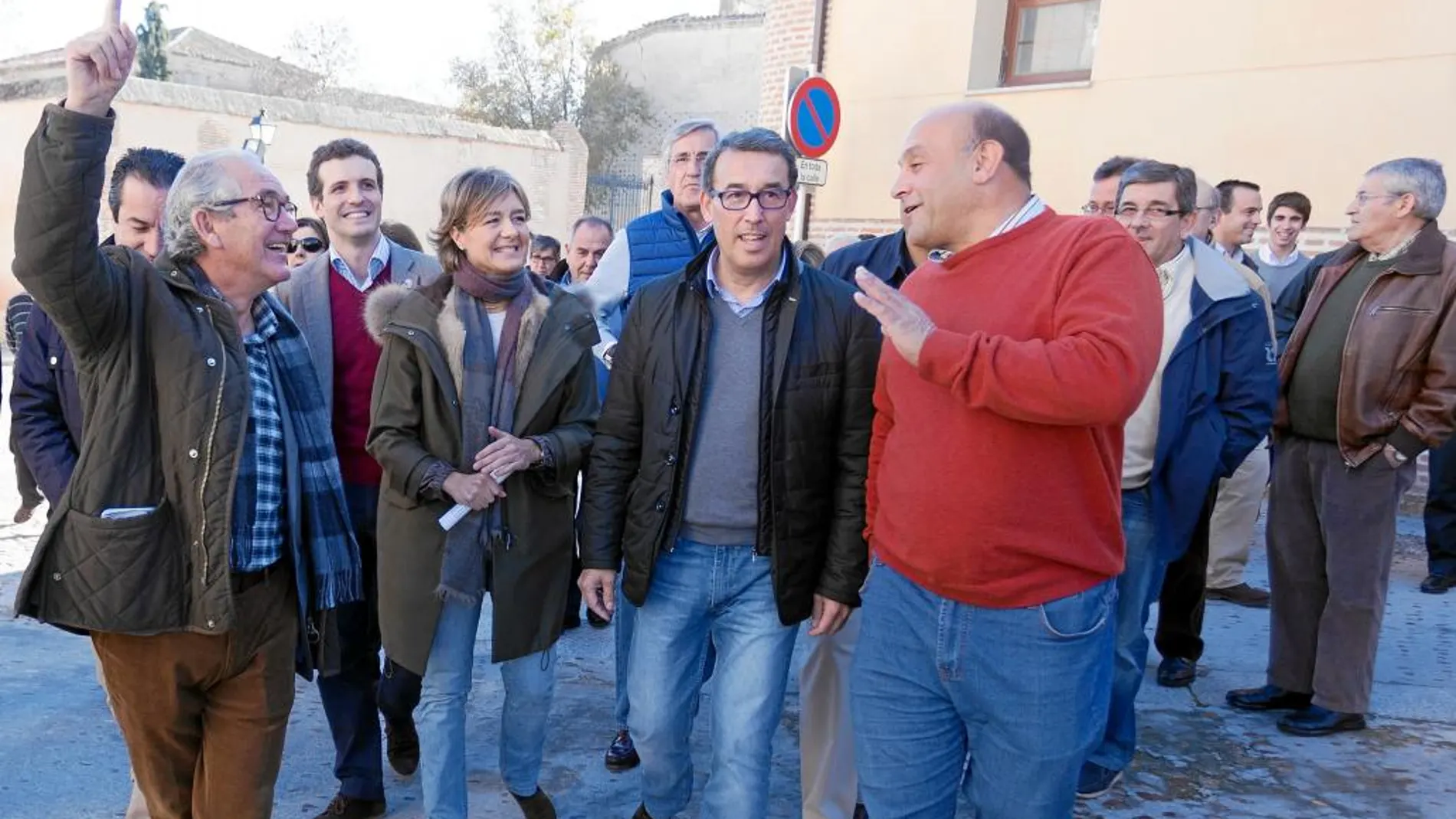 La ministra García Tejerina, junto a Pablo Casado, Sebastián González y Antolín Sanz, en un acto de campaña en Arévalo
