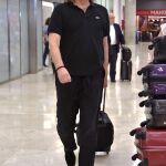 Miguel Bosé, en el aeropuerto Adolfo Suárez-Barajas para uno de sus recientes viajes