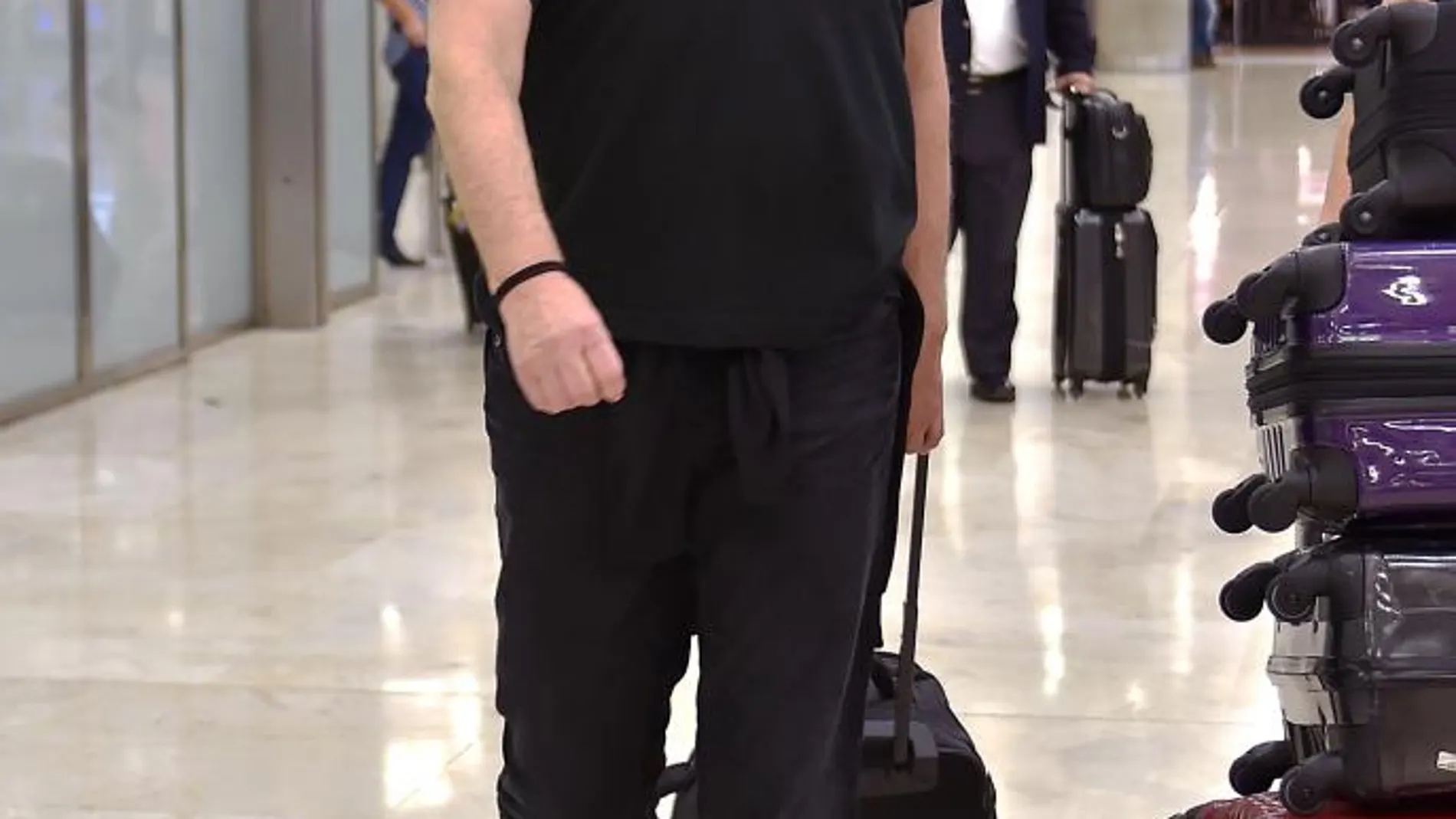 Miguel Bosé, en el aeropuerto Adolfo Suárez-Barajas para uno de sus recientes viajes