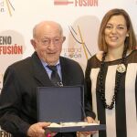 La consejera de Agricultura y Ganadería, Milagros Marcos, entrega el premio «Don Luis Hidalgo a impulsores del vino» al bodeguero Alejandro Fernández, en la última jornada del «Madrid Fusión»