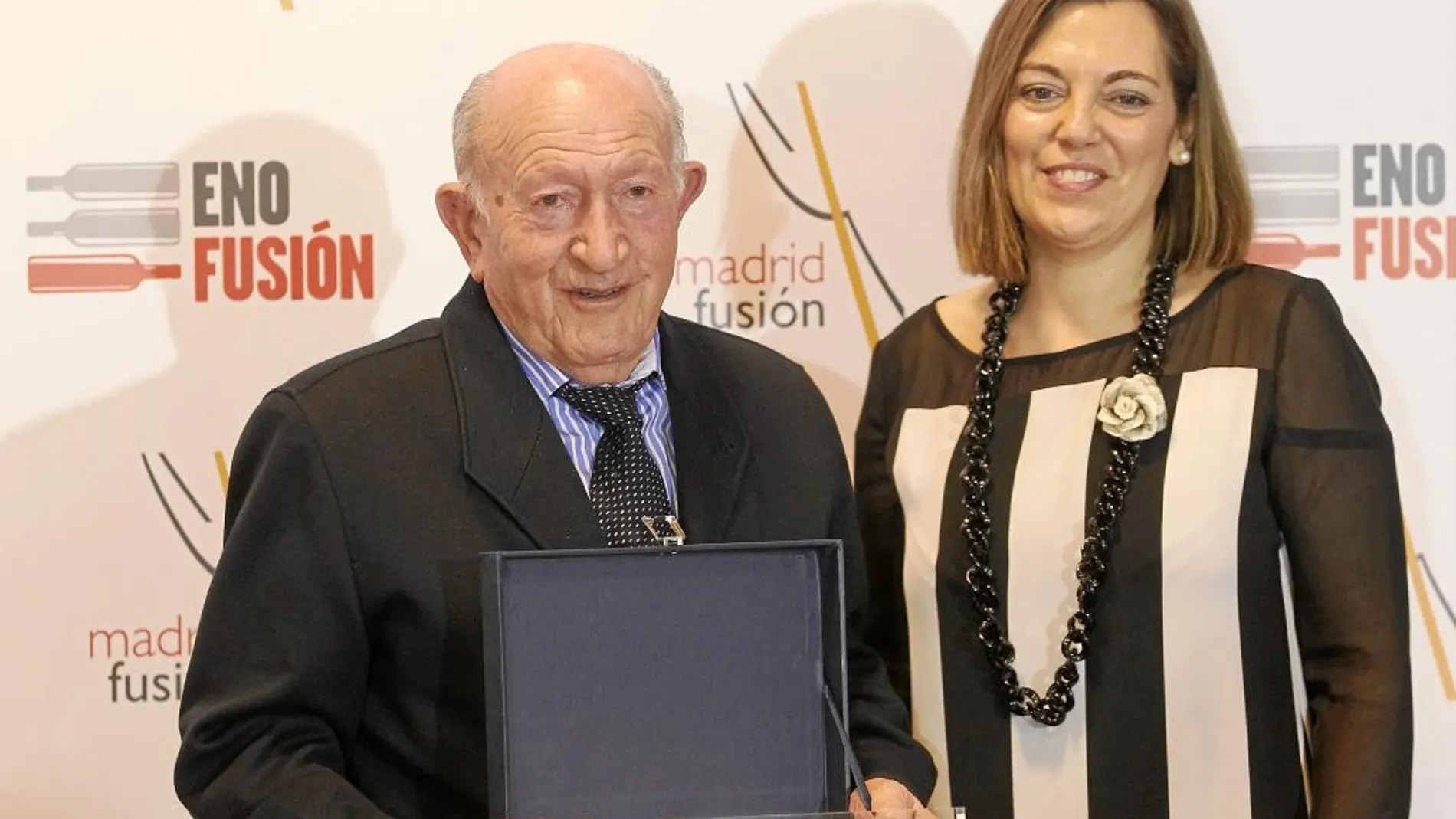 La consejera de Agricultura y Ganadería, Milagros Marcos, entrega el premio «Don Luis Hidalgo a impulsores del vino» al bodeguero Alejandro Fernández, en la última jornada del «Madrid Fusión»