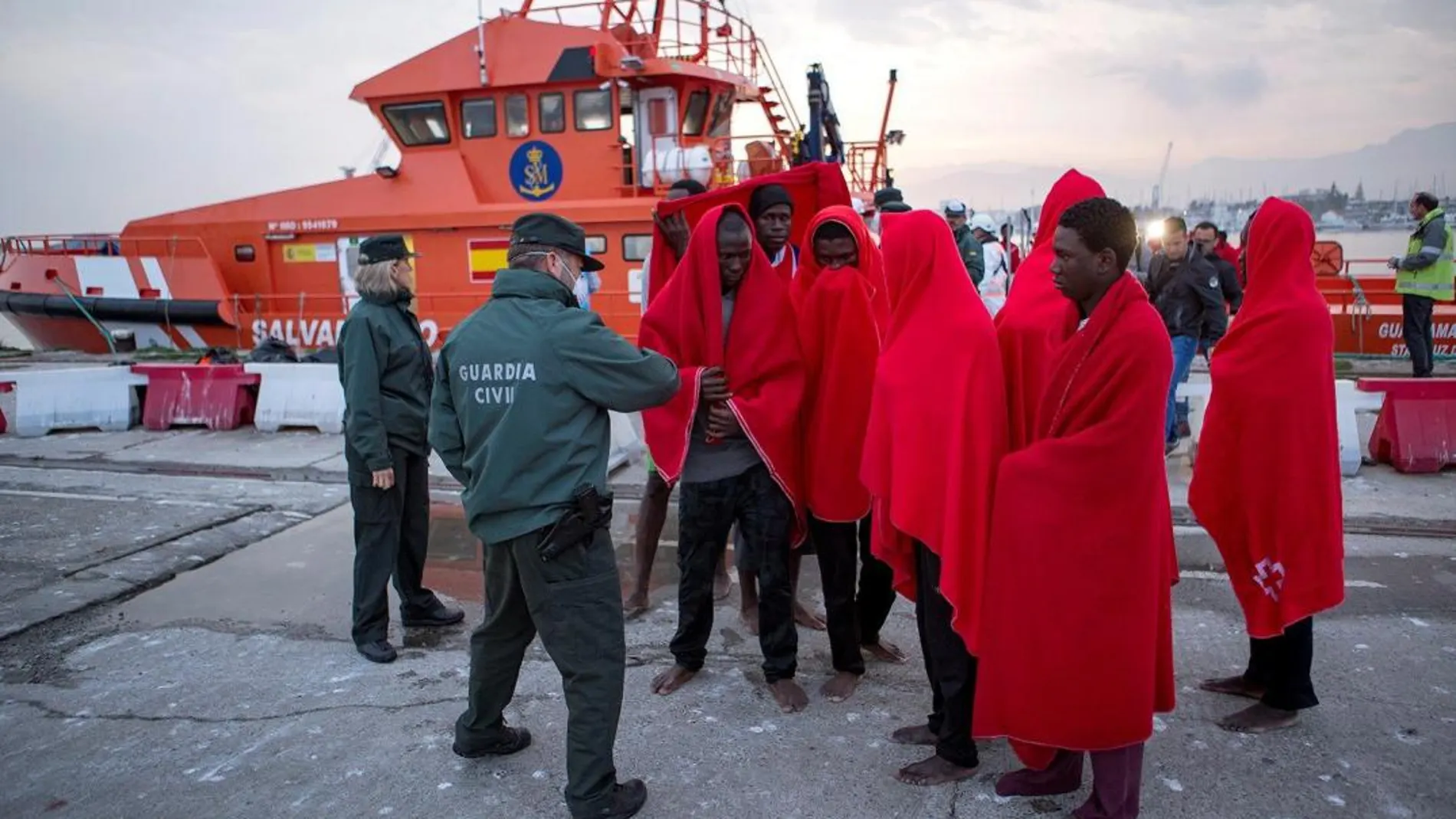 Llegada al puerto de Motril los 38 inmigrantes de origen subsahariano que fueron recatados ayer por Salvamento Marítimo mientras navegaban en una patera en las cercanías de la isla de Alborán