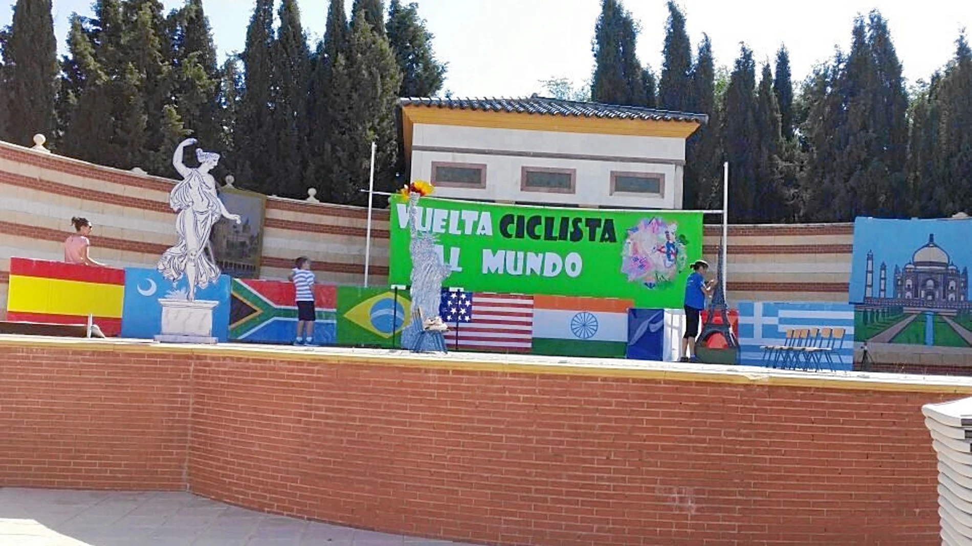 Vista de la escenografía preparada para el acto escolar que incluía la bandera de España y de otros países
