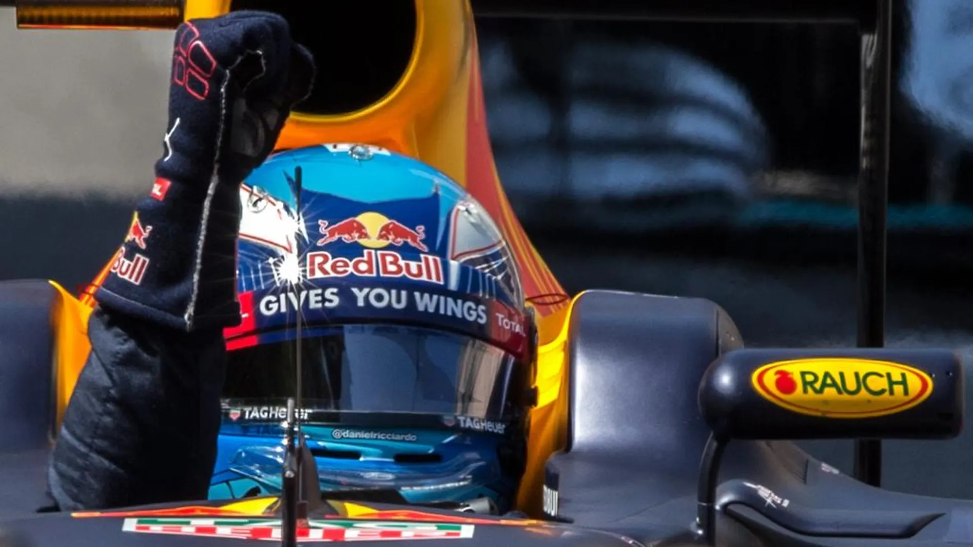 Daniel Ricciardo, de Red Bull, celebra su pole position hoy en Mónaco.