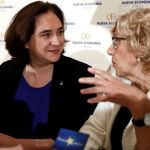 La alcaldesa de Barcelona, Ada Colau (i), protagoniza un desayuno informativo organizado por Nueva Economía Fórum en el que ha sido presentada por la alcaldesa de Madrid, Manuela Carmena (d). / Foto: Efe