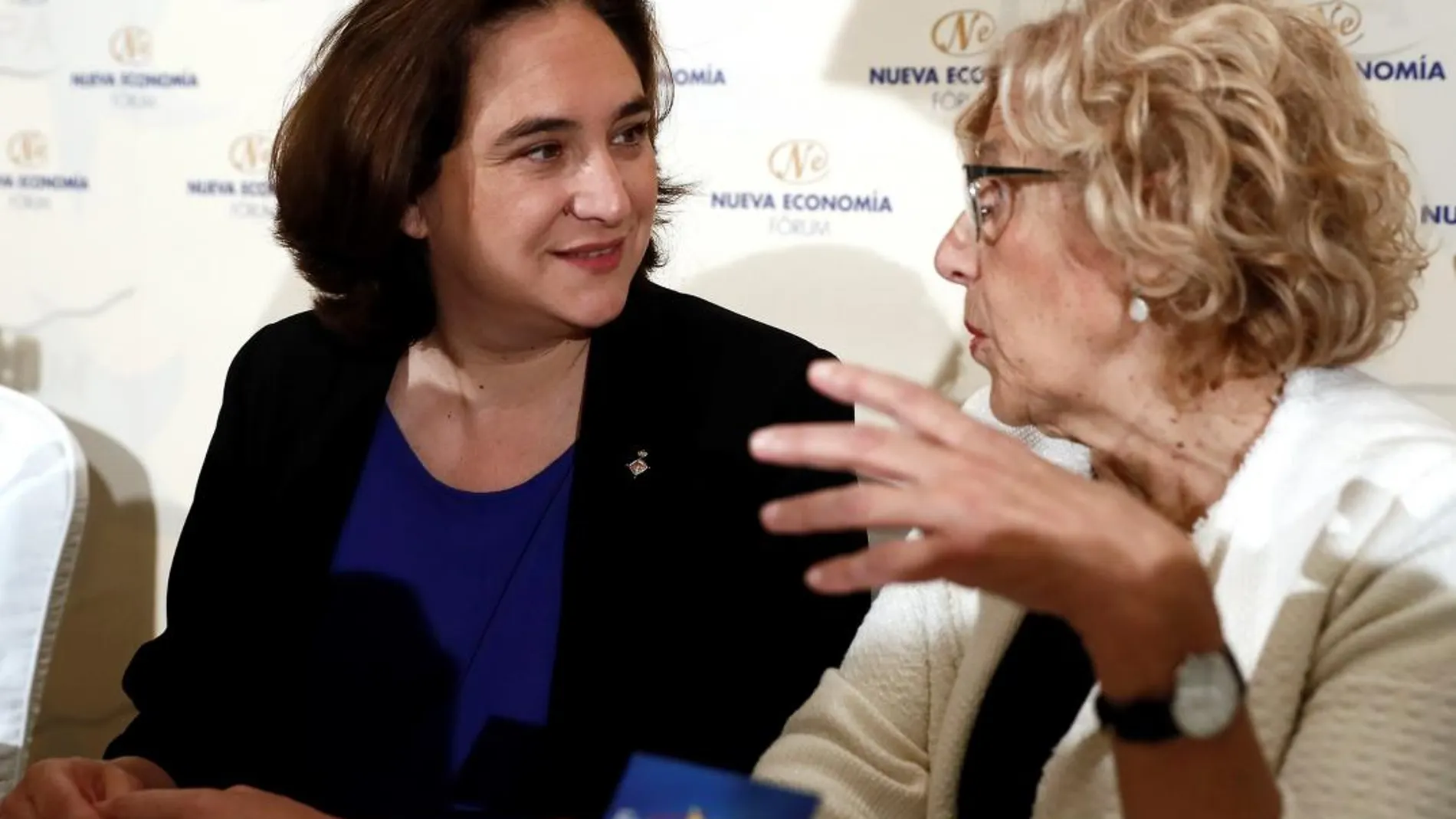 La alcaldesa de Barcelona, Ada Colau (i), protagoniza un desayuno informativo organizado por Nueva Economía Fórum en el que ha sido presentada por la alcaldesa de Madrid, Manuela Carmena (d). / Foto: Efe