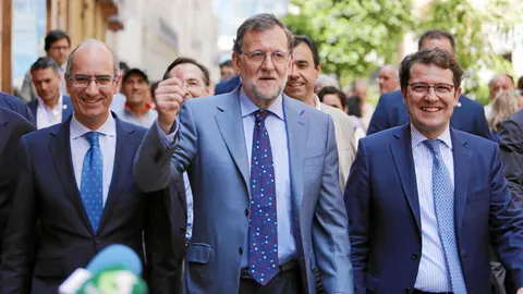 El presidente, Iglesias, Fernández Mañueco y Maíllo, pasean por Salamanca